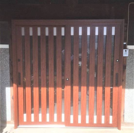 窓工房テラムラの古いアルミ色の玄関引戸を新しい木目色の玄関引戸に交換したい施工事例写真1