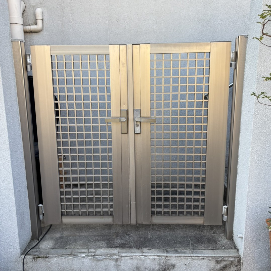 窓工房テラムラの門扉のハンドルがひっかかる・門扉の鍵が開けにくい|愛知県春日井市でLIXIL門扉AA施工事例の施工前の写真1