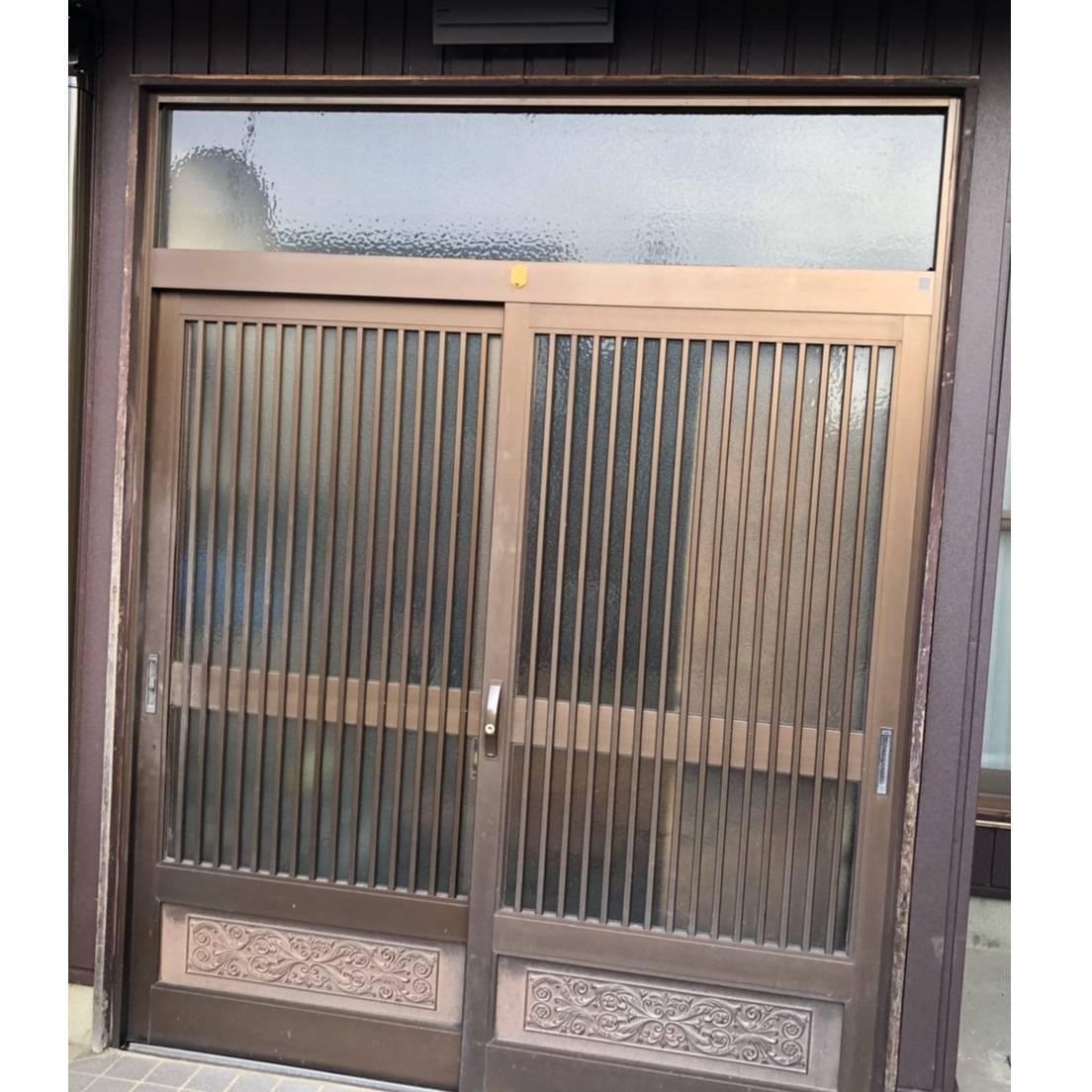 窓工房テラムラの古い玄関引戸を新しいお洒落な玄関引戸に交換したいの施工前の写真1