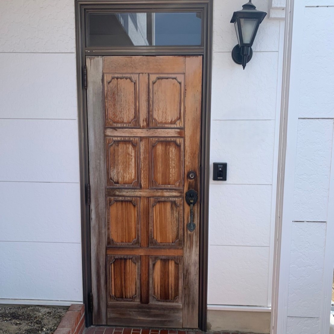 窓工房テラムラの玄関ドアの傷や汚れが気になる｜愛知県小牧市でLIXILリシェント玄関ドア施工事例の施工前の写真1
