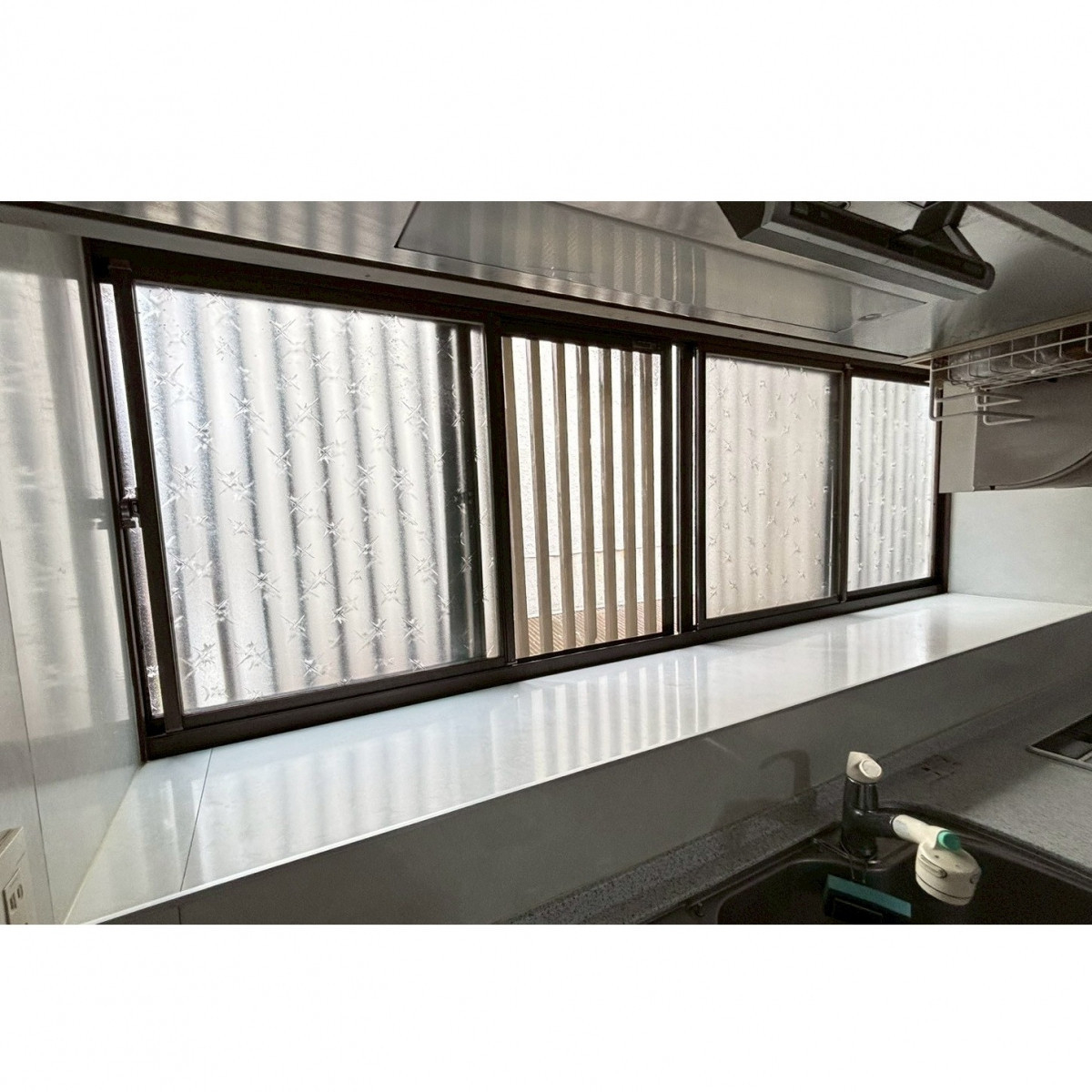 窓工房テラムラのキッチンが寒く、窓から冷気を感じる｜愛知県春日井市でLIXILインプラス施工事例の施工前の写真1