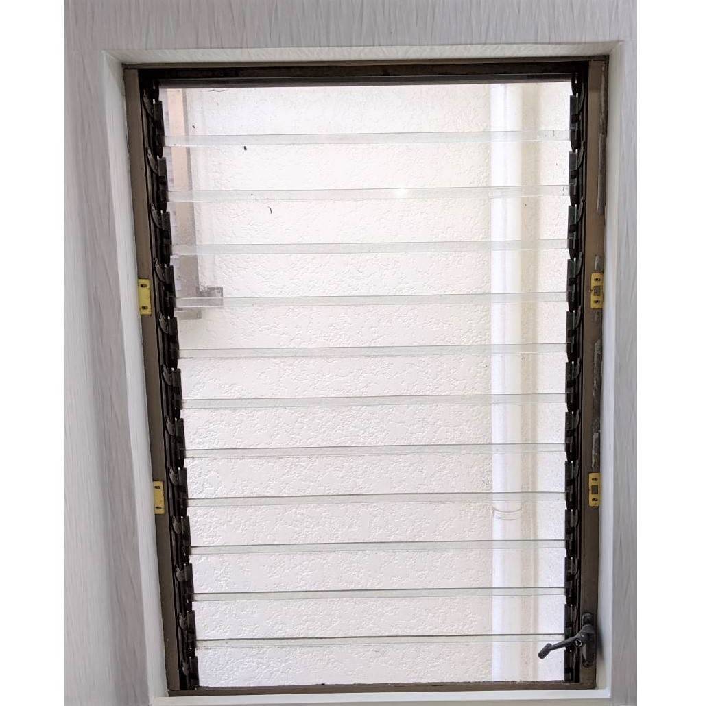 窓工房テラムラの動きが悪く寒いルーバー窓を断熱窓に交換したいの施工前の写真1