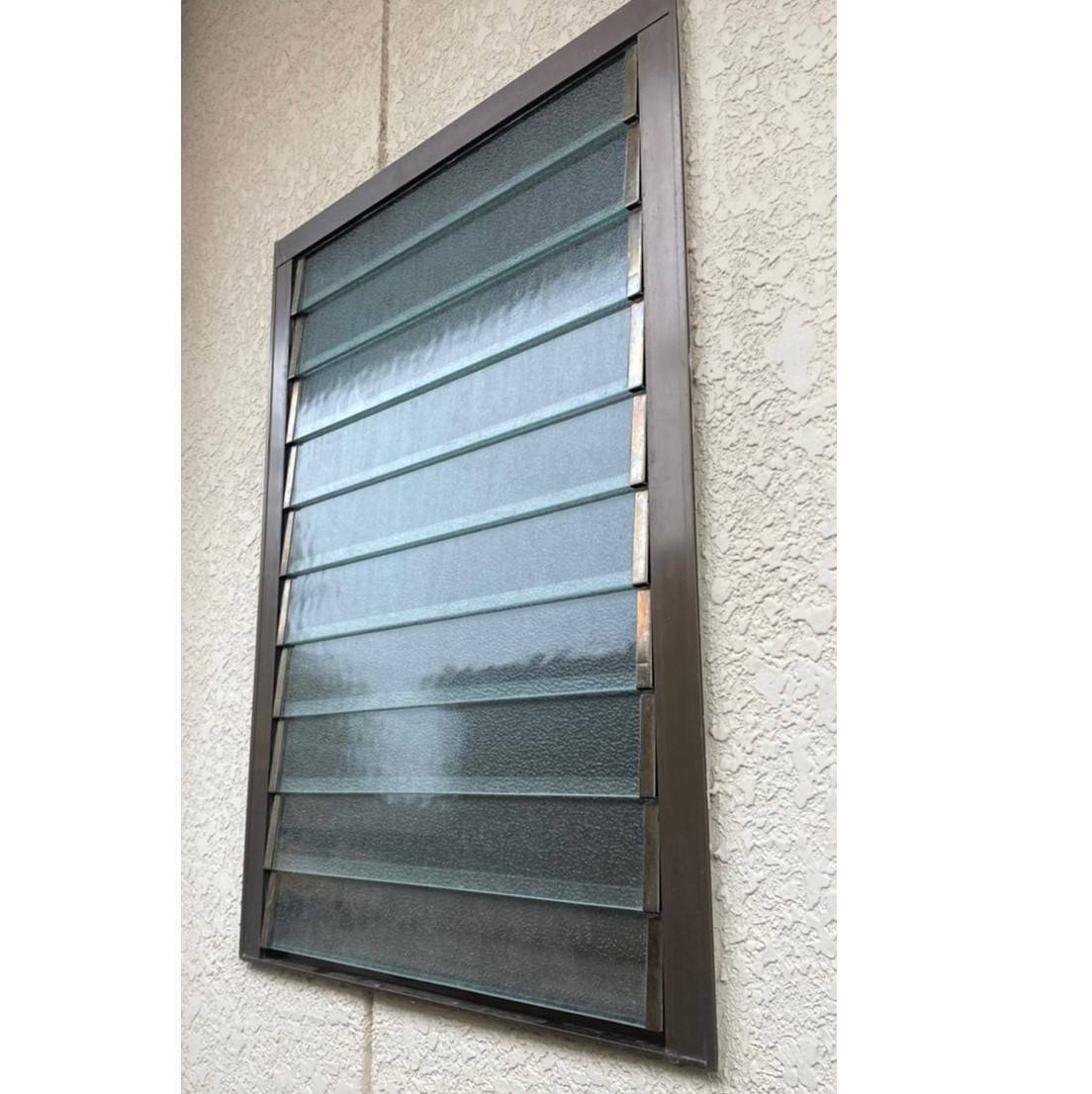 窓工房テラムラの寒いルーバー窓から断熱窓に交換したいの施工前の写真1