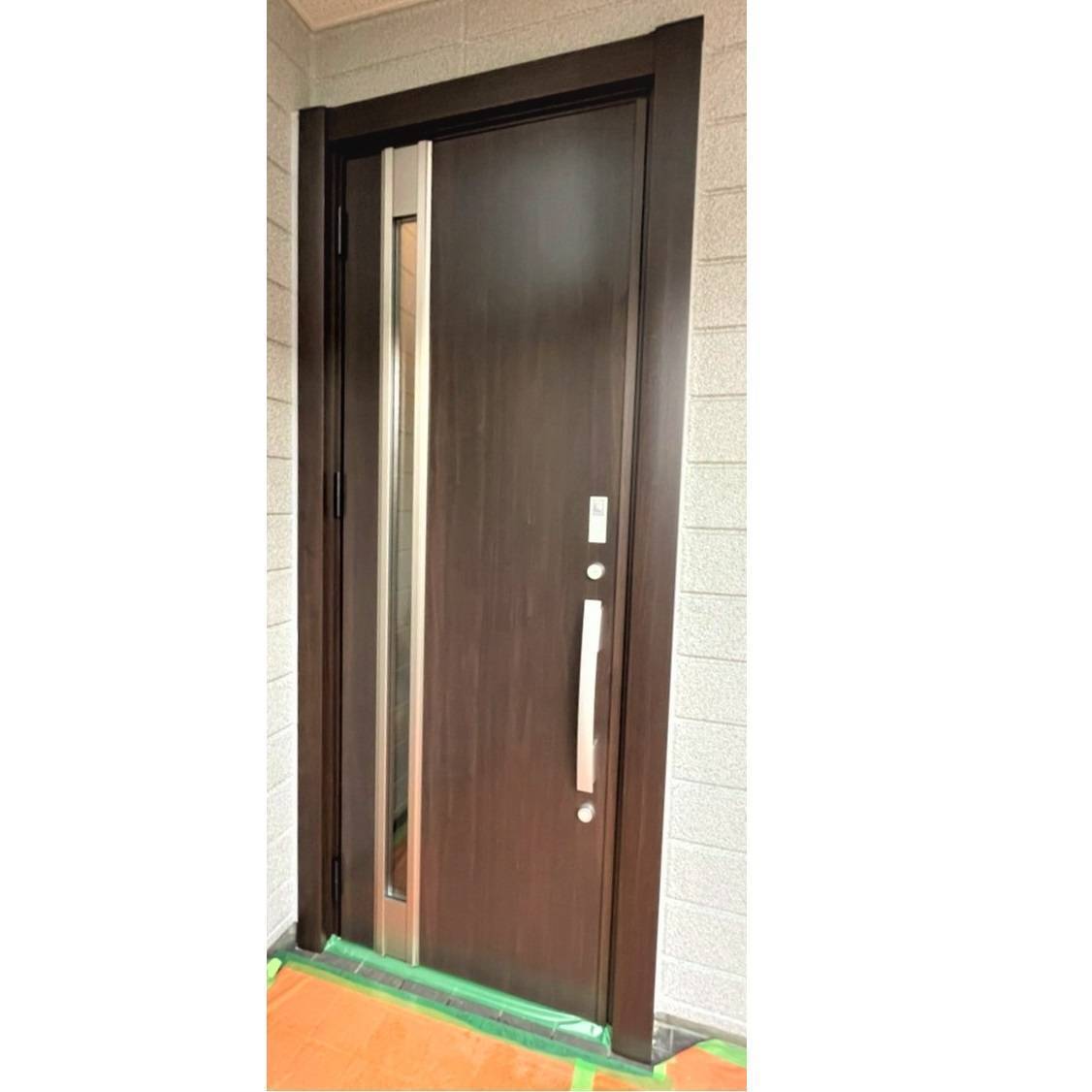 窓工房テラムラのおしゃれな木目調の玄関ドアに交換したいの施工後の写真1