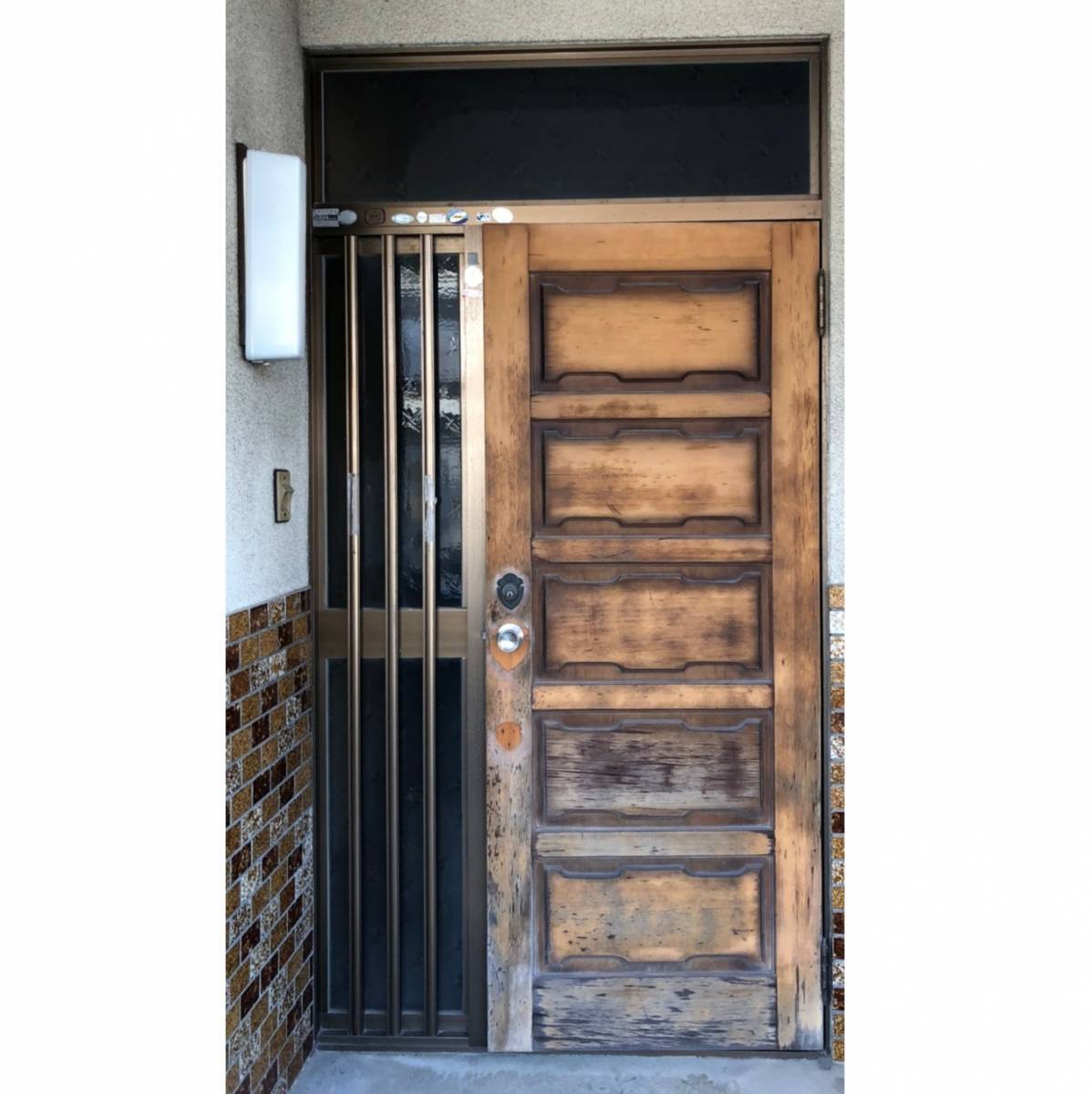 窓工房テラムラのとても古い木製の玄関ドアをアルミ製に交換したいの施工前の写真1