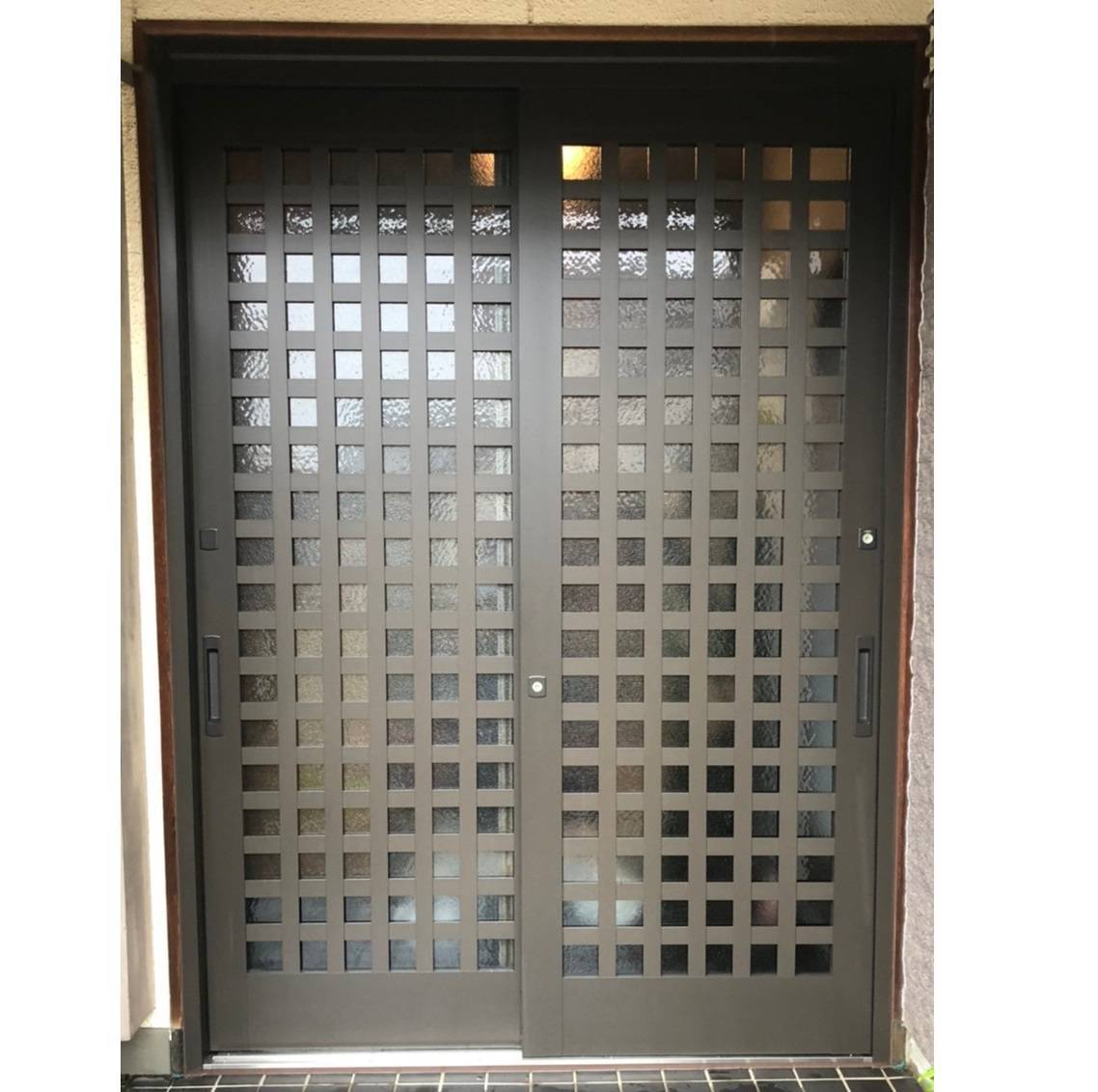 窓工房テラムラのとても重たい玄関引戸を新しくしたいの施工後の写真1