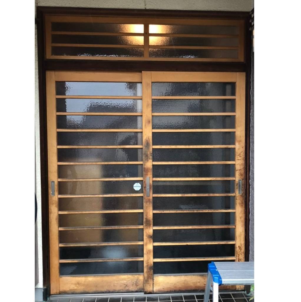 窓工房テラムラのとても重たい玄関引戸を新しくしたいの施工前の写真1