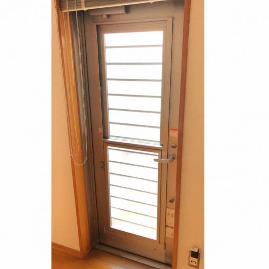 窓工房テラムラの勝手口ドアを採風できるタイプに交換したい施工事例写真1