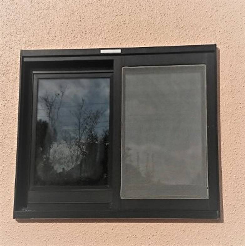 窓工房テラムラの小さい窓ですが、古い窓で動きが悪く冷気が入って寒いので交換したいの施工前の写真1