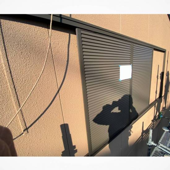 窓工房テラムラの戸袋が境界線を出ているので、違う雨戸に交換したい施工事例写真1
