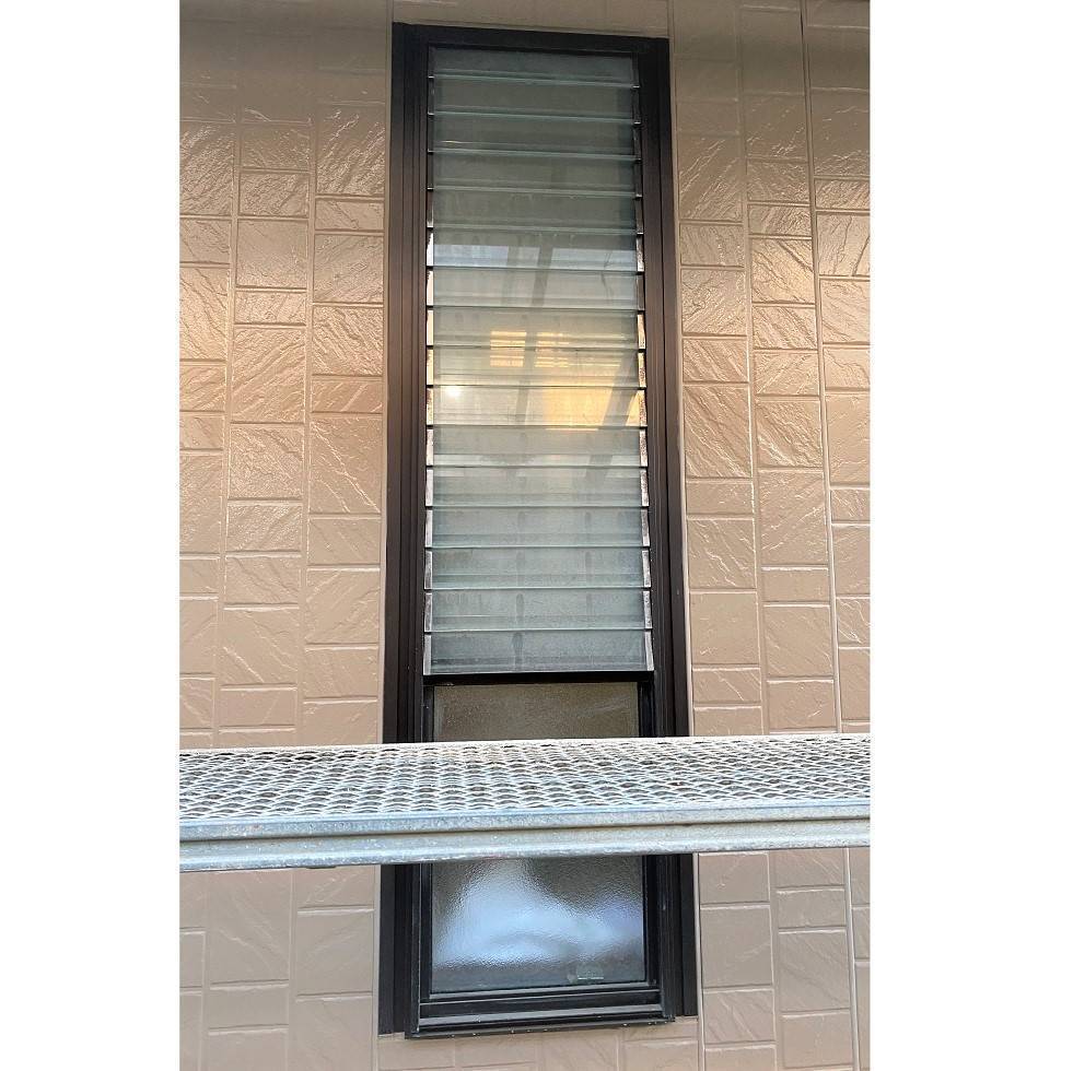 窓工房テラムラの寒いルーバー窓を何とかしたいの施工前の写真1