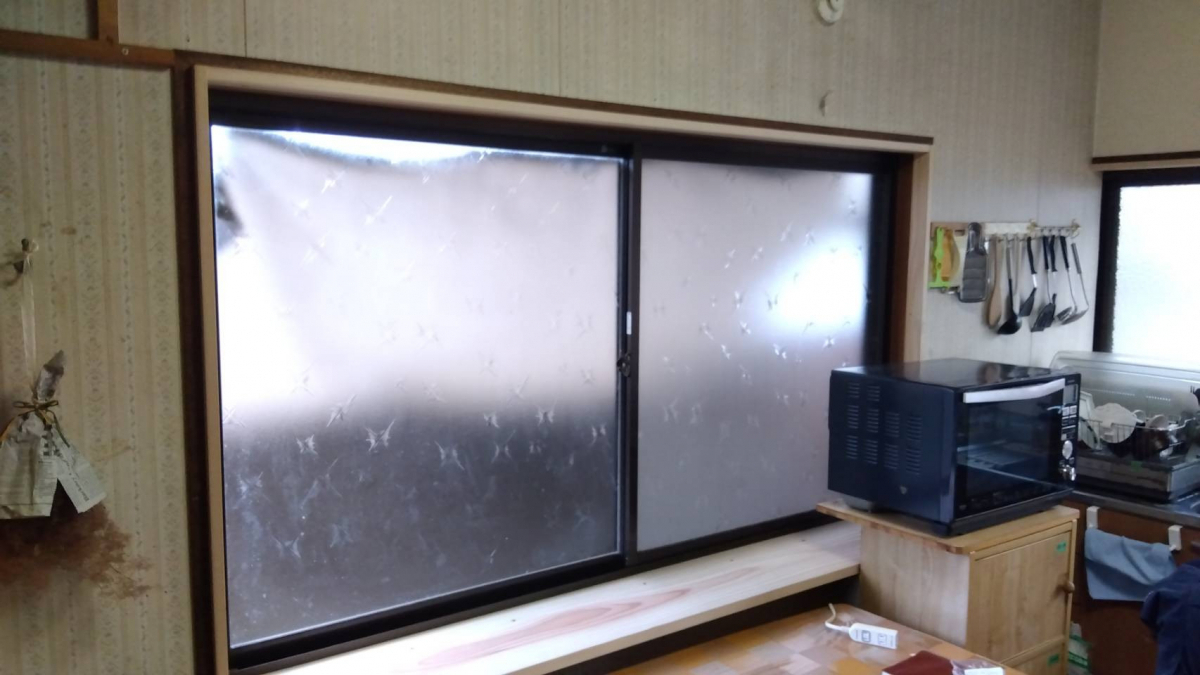 マドプラス＋の結露と騒音を同時に解決！リビングに内窓インプラスの施工前の写真1