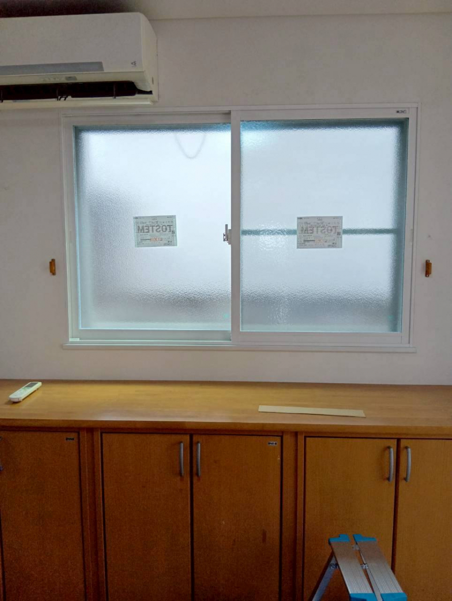 マドプラス＋の外からの視線をカット！型ガラスの内窓で快適空間にの施工後の写真1