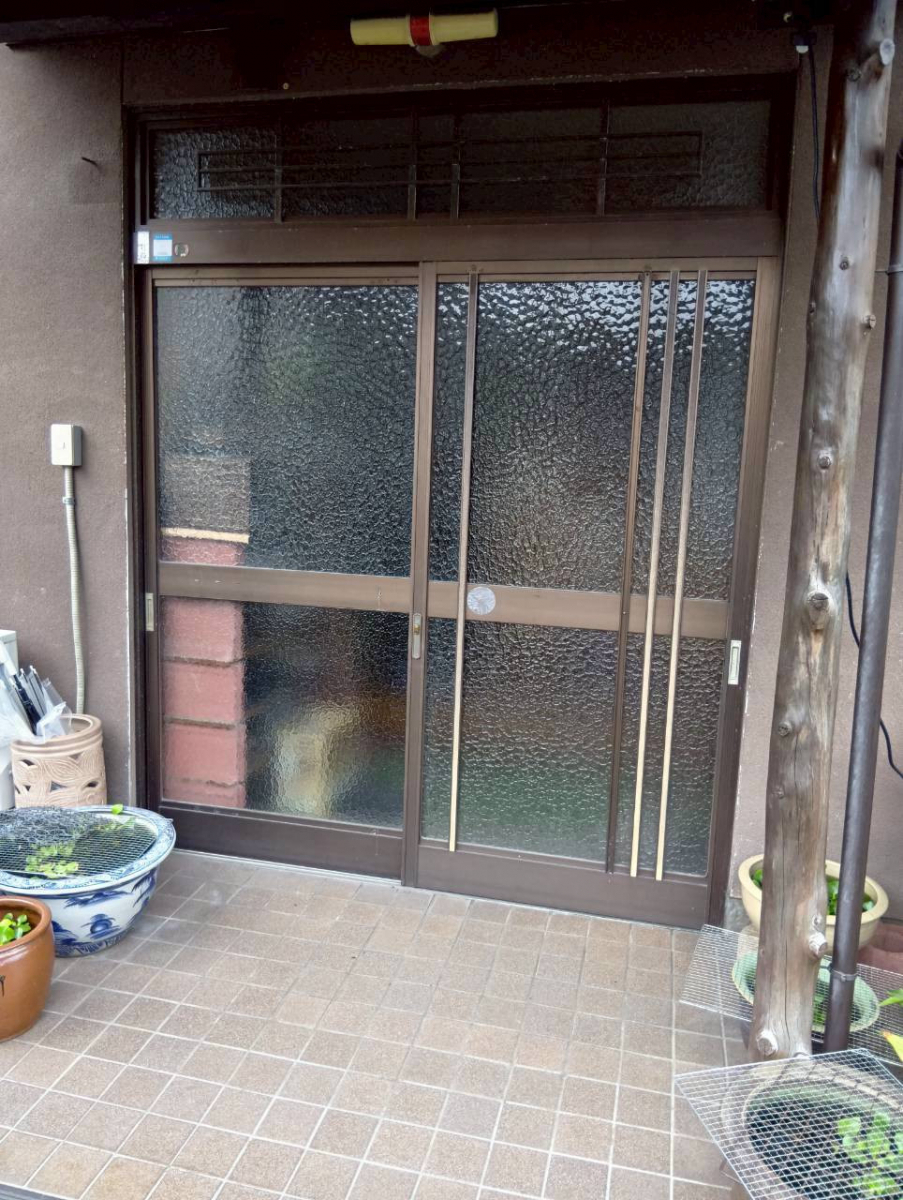 マドプラス+の高齢のご家族にやさしい玄関へ|LIXILリシェントで安心リフォームの施工前の写真1