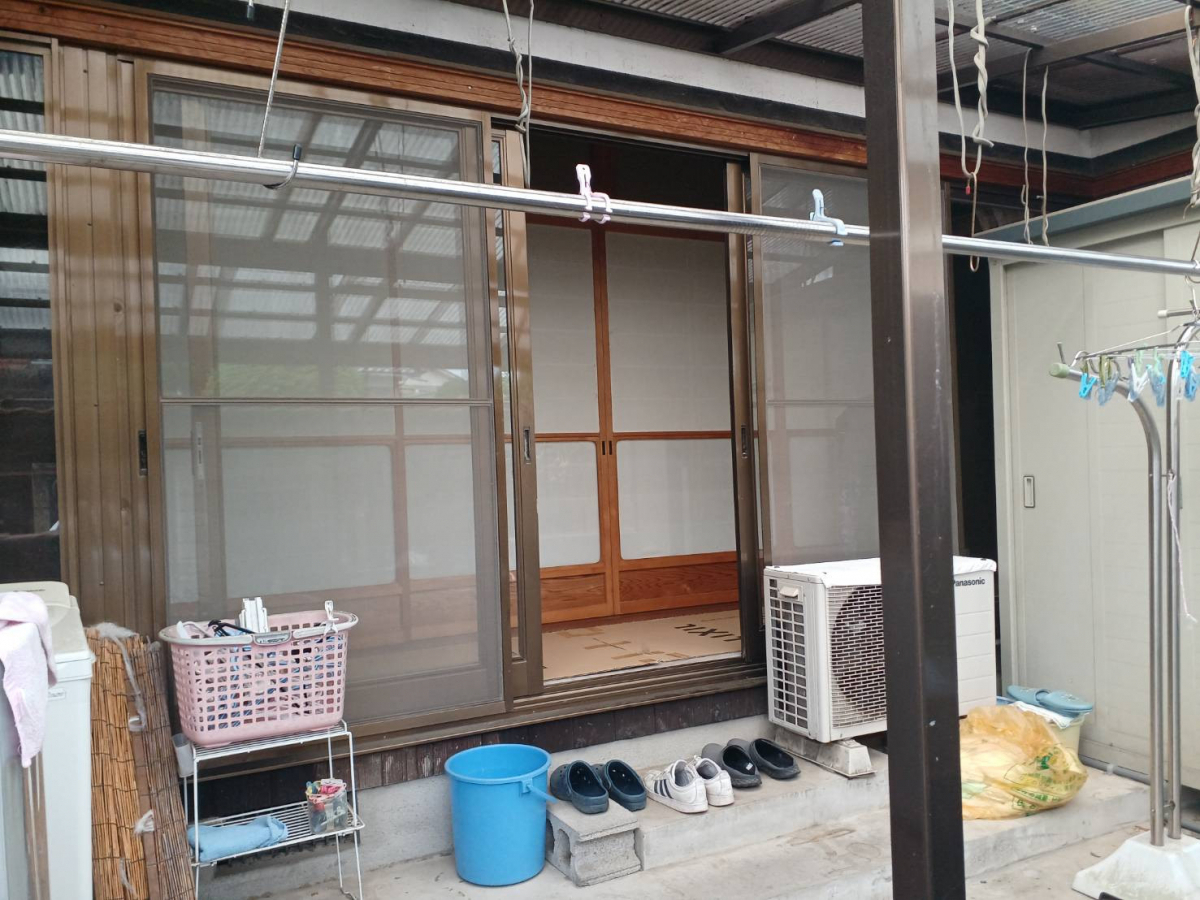 マドプラス＋のすきま風とサヨナラ！リプラスで暖かく出入りしやすい縁側にの施工前の写真1