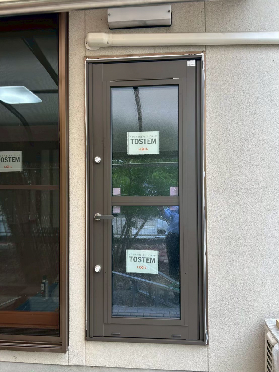 マドプラス＋の家全体の統一感UP！マドと同系色のリシェント勝手口ドアの施工後の写真1