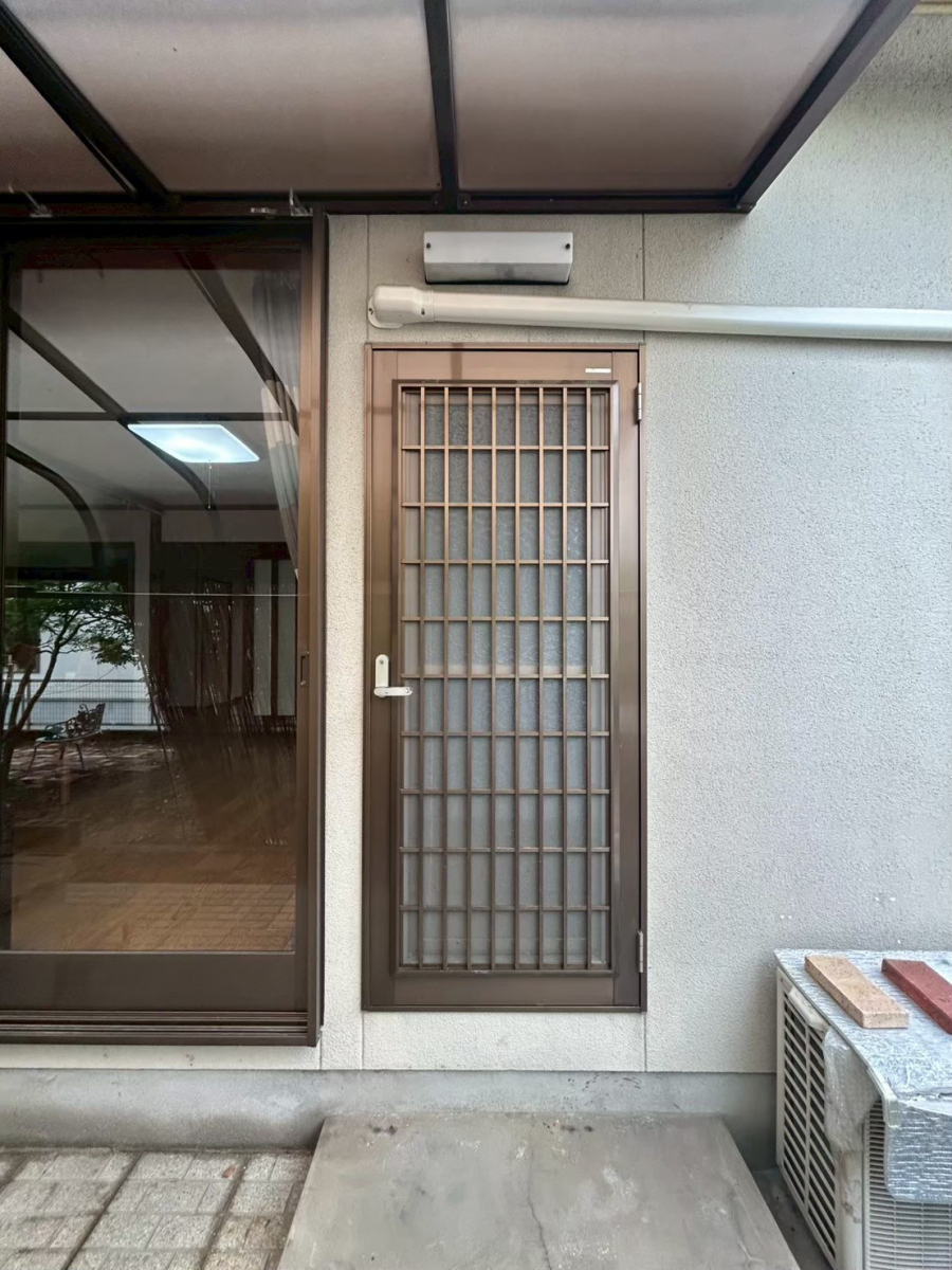 マドプラス＋の家全体の統一感UP！マドと同系色のリシェント勝手口ドアの施工前の写真1