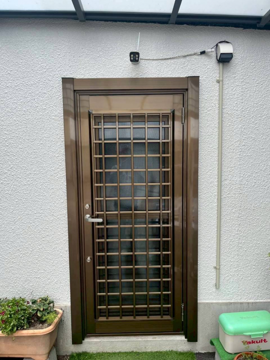 マドプラス＋の防犯対策にも！断熱仕様の勝手口ドアへ交換の施工後の写真1