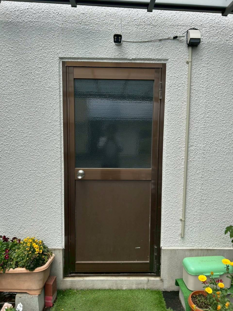 マドプラス＋の防犯対策にも！断熱仕様の勝手口ドアへ交換の施工前の写真1