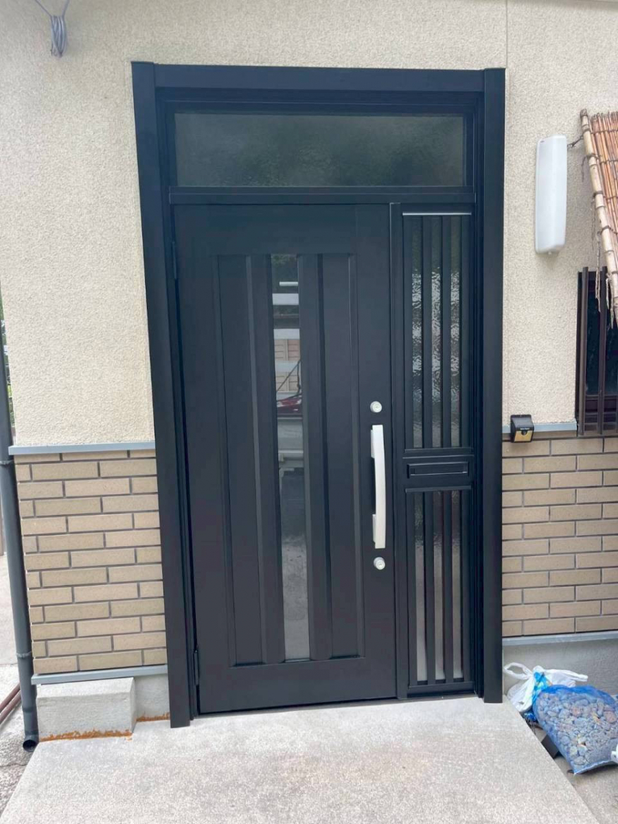 マドプラス＋の経年劣化した玄関を交換｜防犯性とデザイン性を両立の施工後の写真1
