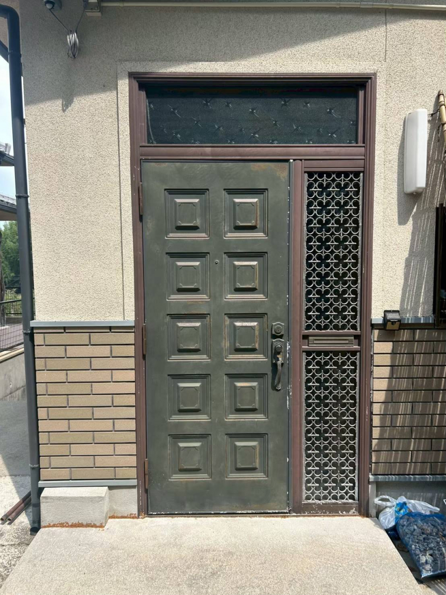 マドプラス＋の経年劣化した玄関を交換｜防犯性とデザイン性を両立の施工前の写真1
