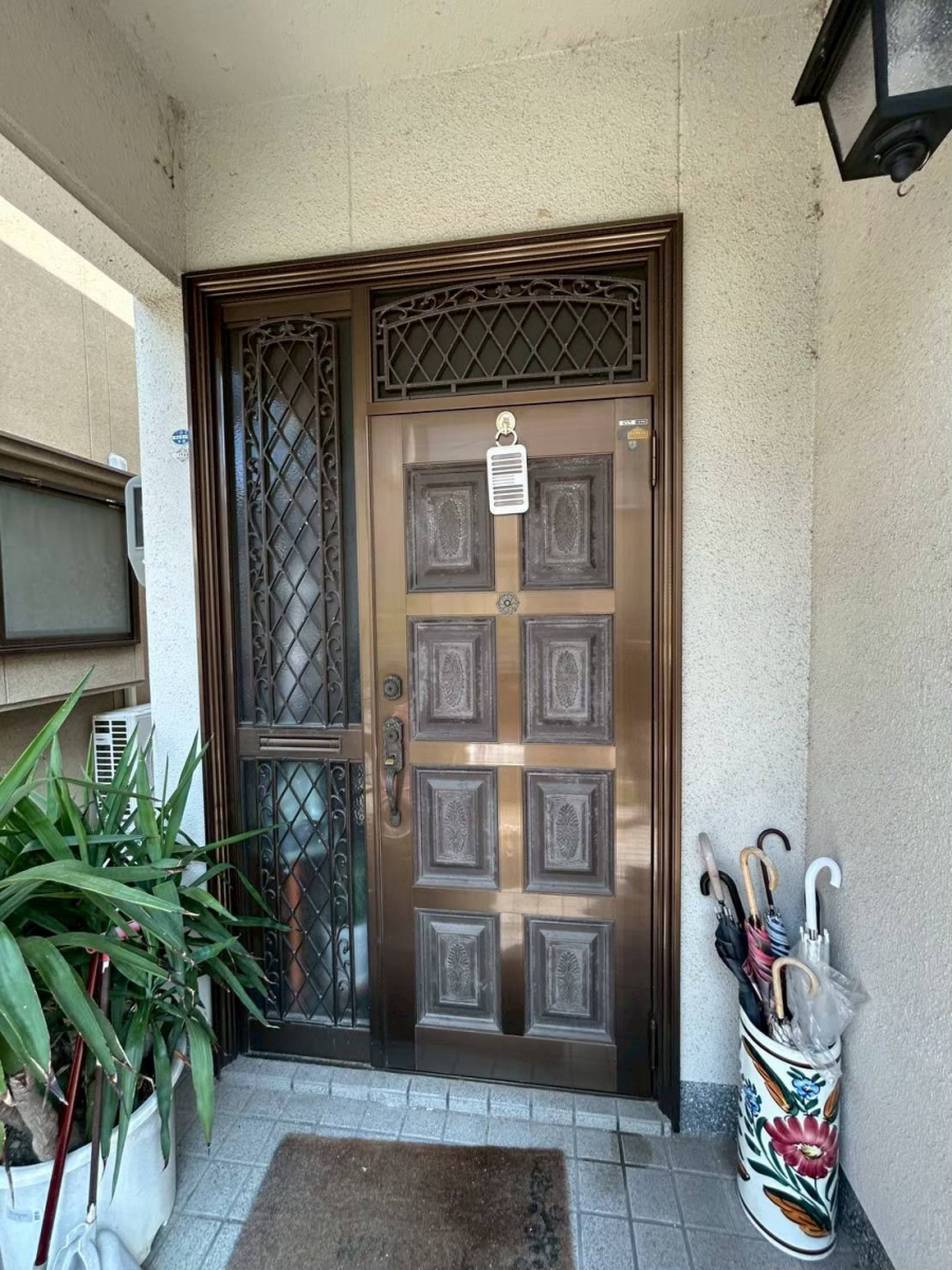 マドプラス＋の玄関を一新！光を採り入れながら快適な住まいへの施工前の写真1