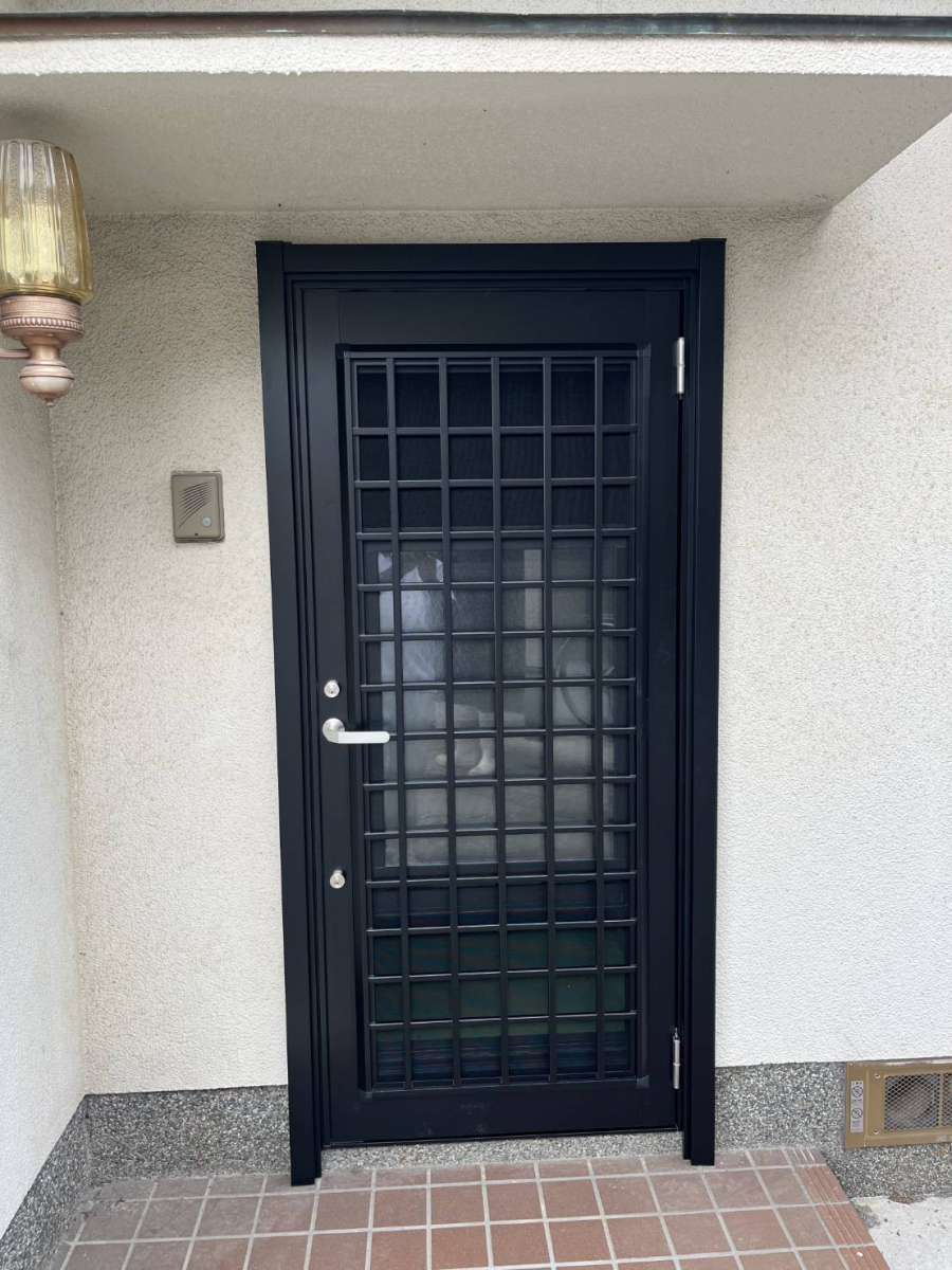 マドプラス＋の勝手口の防犯対策リフォーム｜LIXILリシェントで安心の住まいへの施工後の写真1