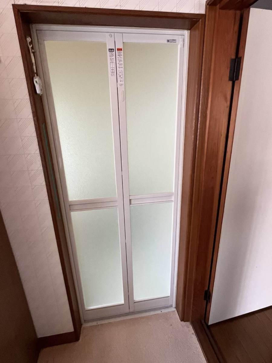 マドプラス＋の狭さ・寒さを解消｜リシェント浴室ドアで安全性アップ！の施工後の写真1