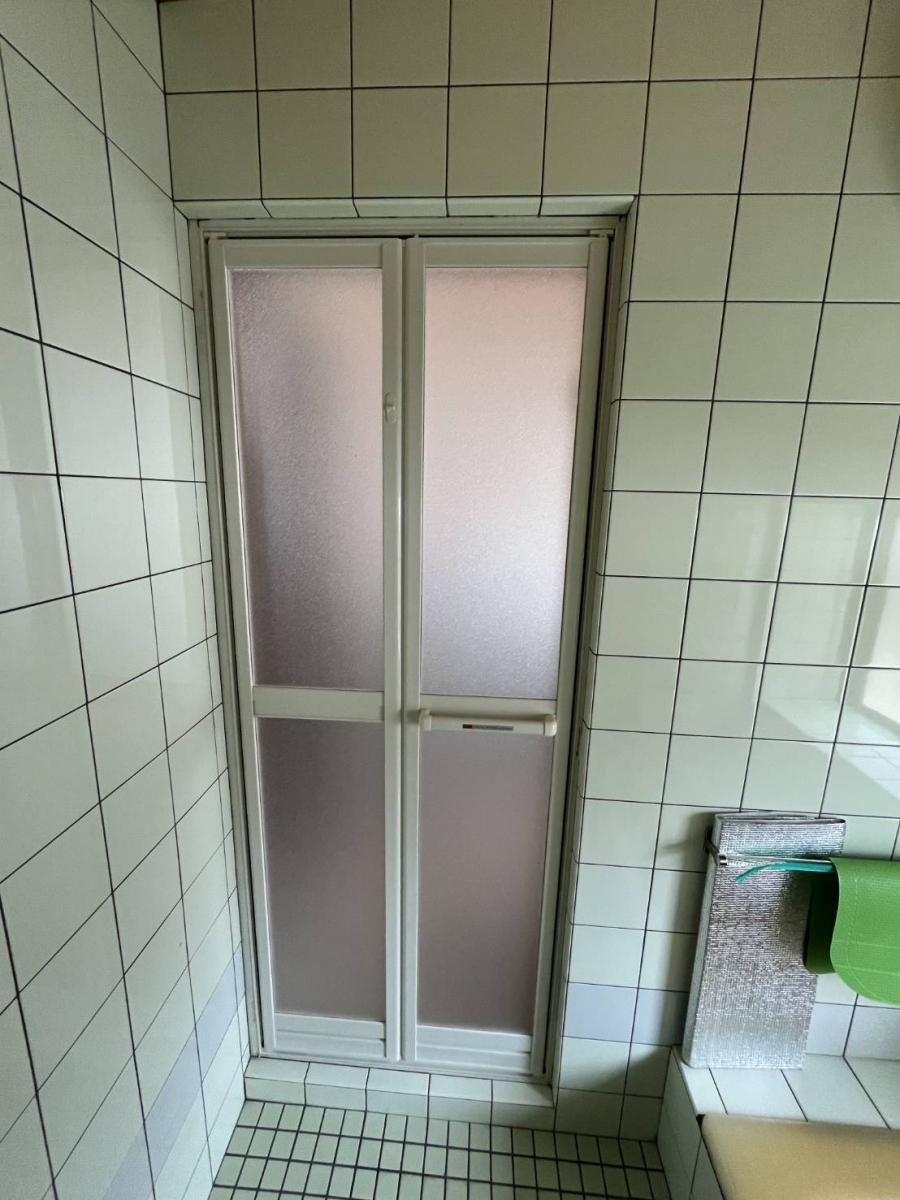 マドプラス＋の狭さ・寒さを解消｜リシェント浴室ドアで安全性アップ！の施工後の写真2