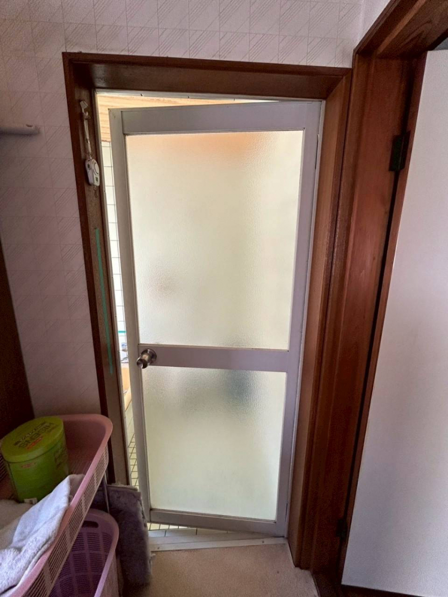 マドプラス＋の狭さ・寒さを解消｜リシェント浴室ドアで安全性アップ！の施工前の写真1