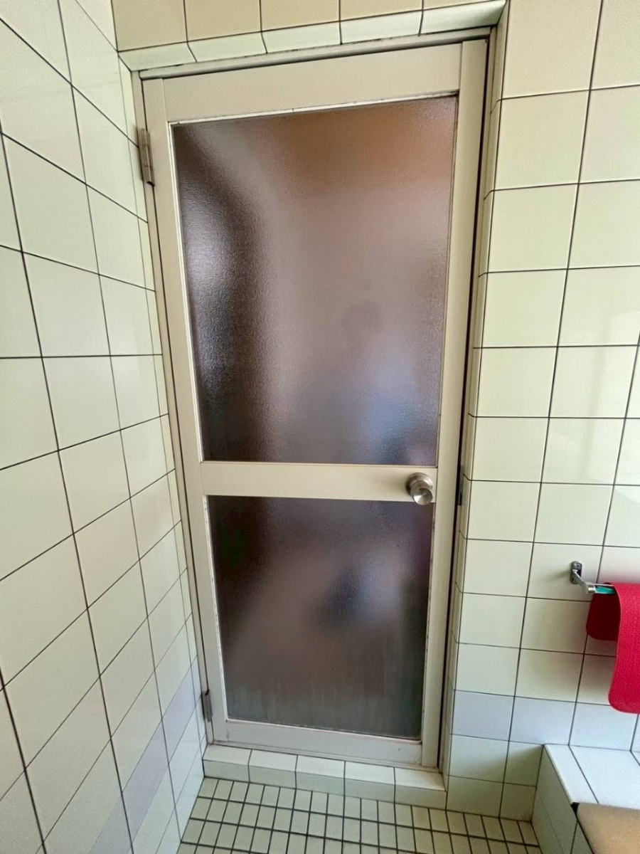 マドプラス＋の狭さ・寒さを解消｜リシェント浴室ドアで安全性アップ！の施工前の写真2