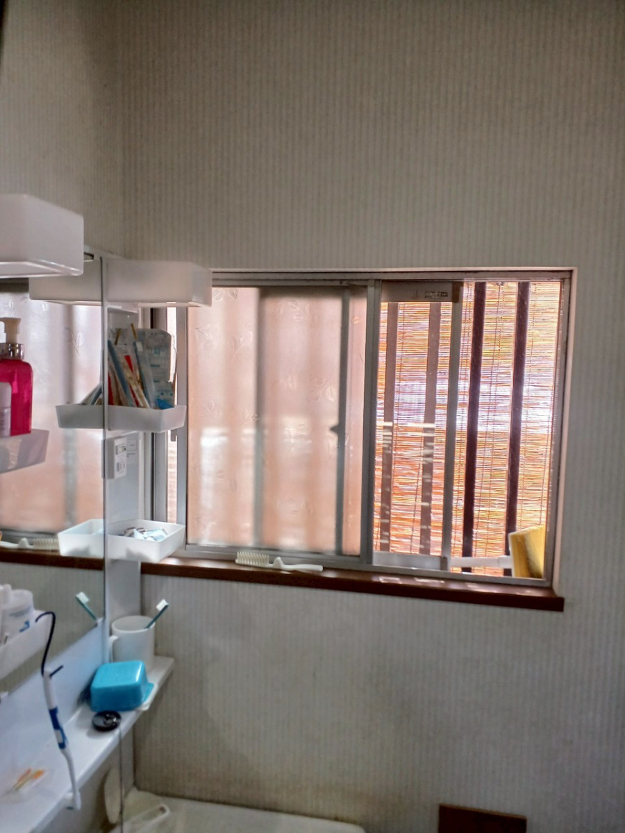 マドプラス＋の窓リフォームで築40年のお住まいを快適に！悩みの寒さと結露も解決！の施工前の写真1