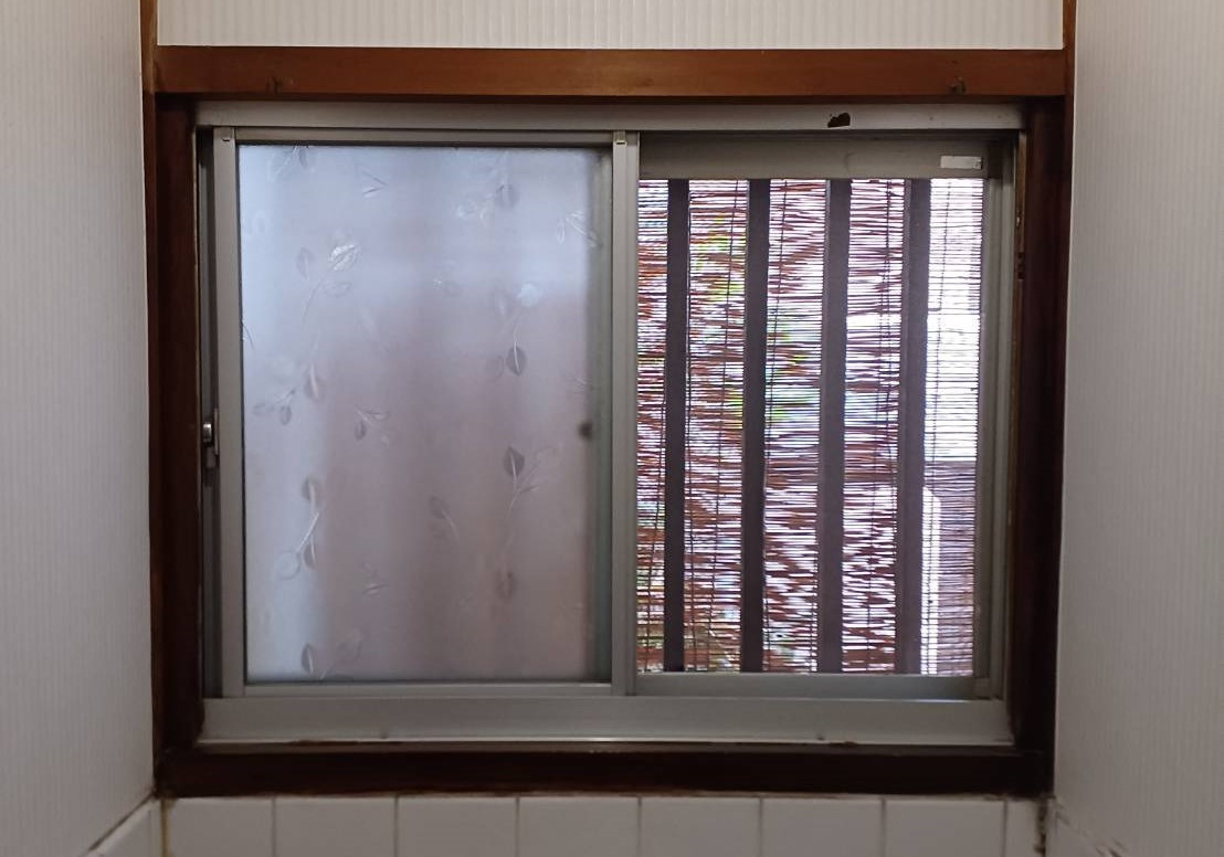 マドプラス＋のトイレに内窓インプラスを設置して、冬の冷え込みを解消しました！の施工前の写真1