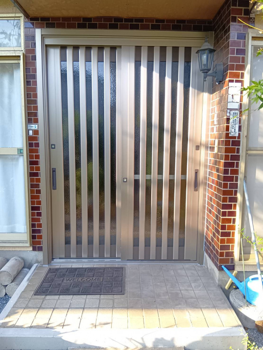 マドプラス＋の古い玄関から一新。デザインと防犯性能を兼ね備えたリシェント引戸の施工事例。の施工後の写真1