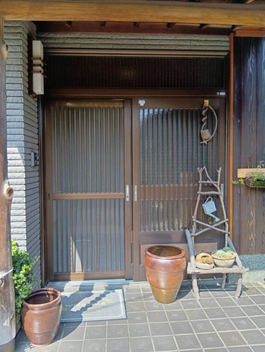 マドプラス＋の古い玄関から一新。デザインと防犯性能を兼ね備えたリシェント引戸の施工事例。の施工前の写真1