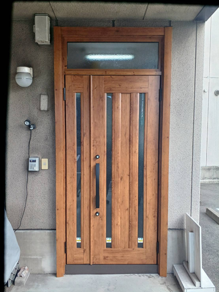 マドプラス＋の木目調のリシェント玄関ドアで外観を一新！1日で交換できた施工事例の施工後の写真1