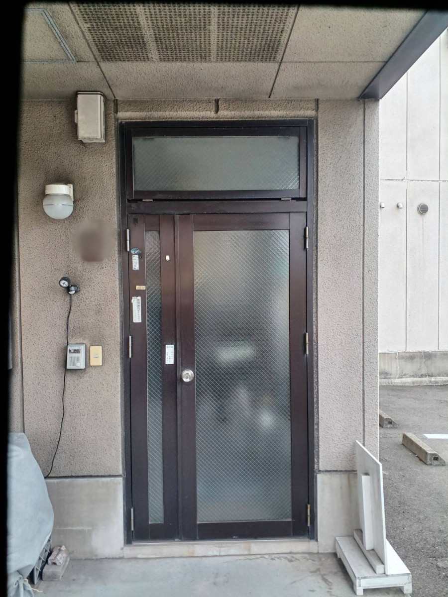 マドプラス＋の木目調のリシェント玄関ドアで外観を一新！1日で交換できた施工事例の施工前の写真1