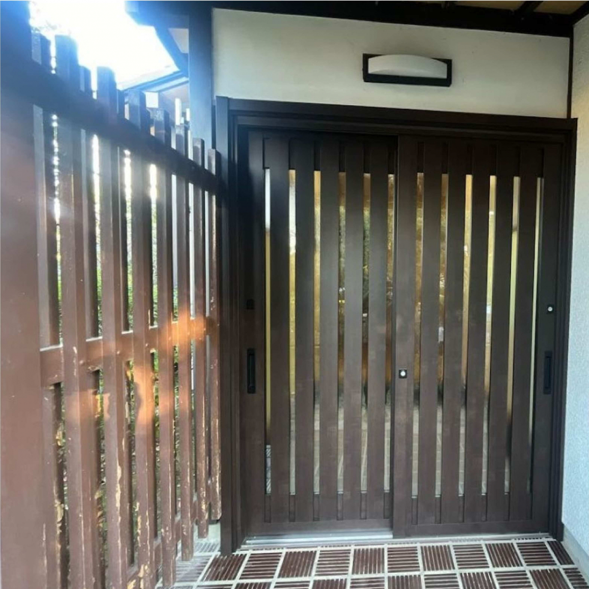 ヨシモクの木製の玄関引き戸を「LIXIL　リシェントカバー工法」にてリニューアルの施工後の写真1