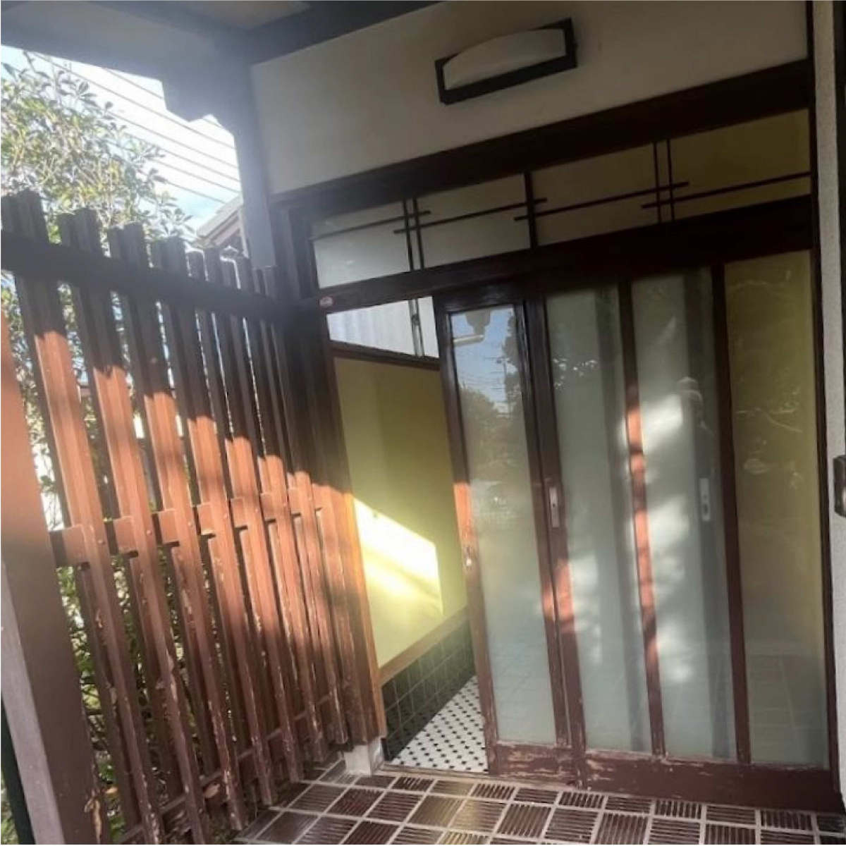 ヨシモクの木製の玄関引き戸を「LIXIL　リシェントカバー工法」にてリニューアルの施工前の写真1