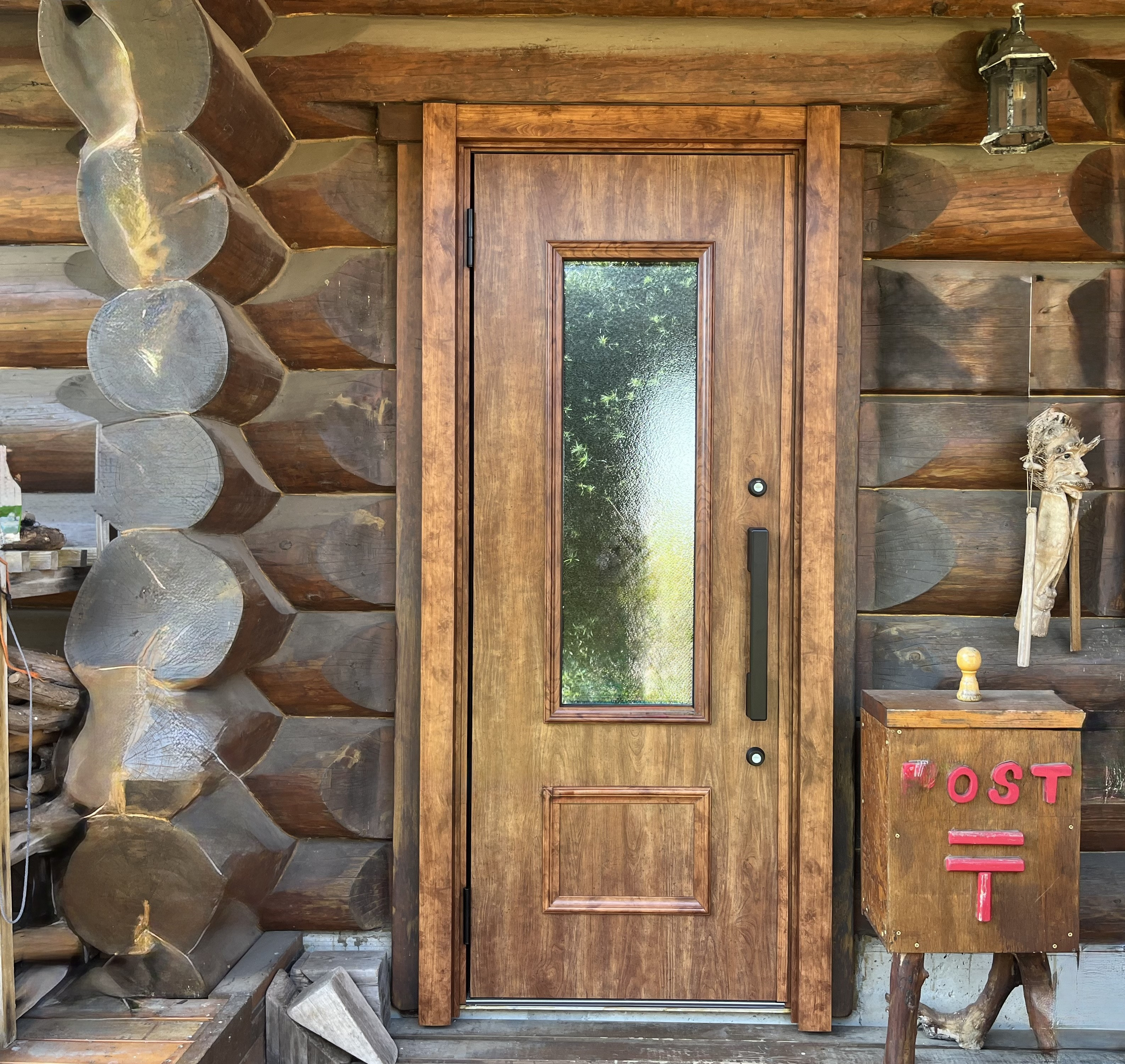 ヨシモクの木製の玄関ドアを「LIXIL　リシェントカバー工法」にてリニューアルの施工後の写真1