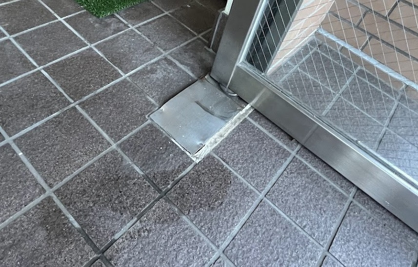 ヨシモクの茂原市　「マンション共用入口ドアのフロアヒンジ」交換しましたの施工前の写真1