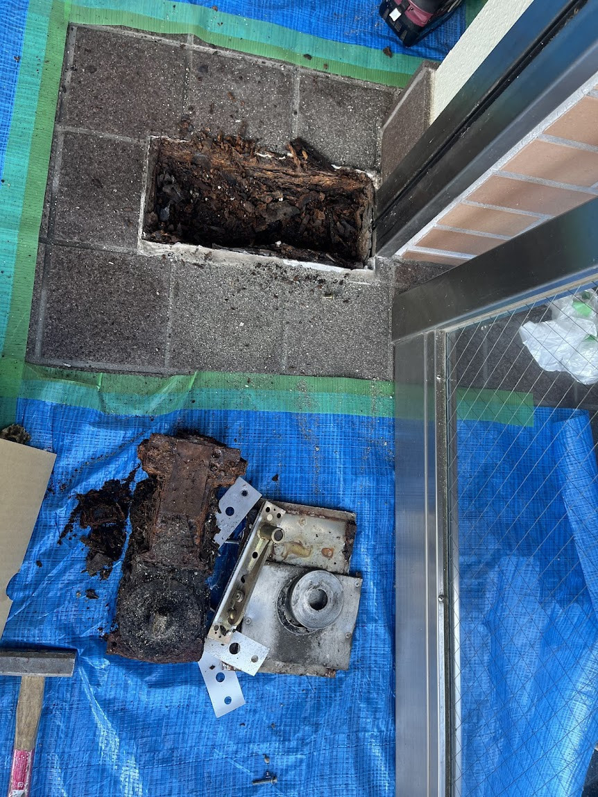 ヨシモクの茂原市　「マンション共用入口ドアのフロアヒンジ」交換しましたの施工前の写真2