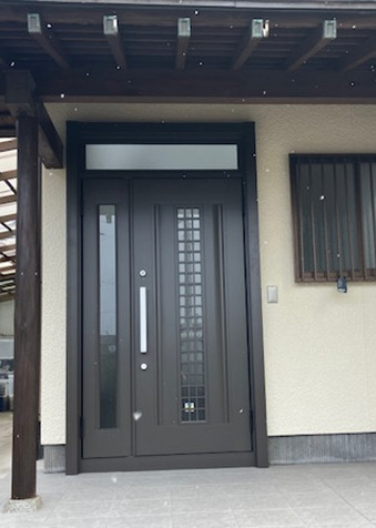 ひろけん廿日市店の玄関扉を新しくし、クールな雰囲気に早変わり！の施工後の写真1