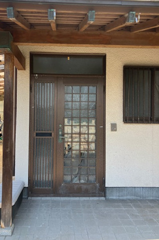 ひろけん廿日市店の玄関扉を新しくし、クールな雰囲気に早変わり！の施工前の写真1