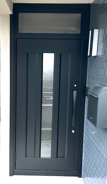 ひろけん廿日市店の片袖の玄関ドアを片開きドアに取替！の施工後の写真1