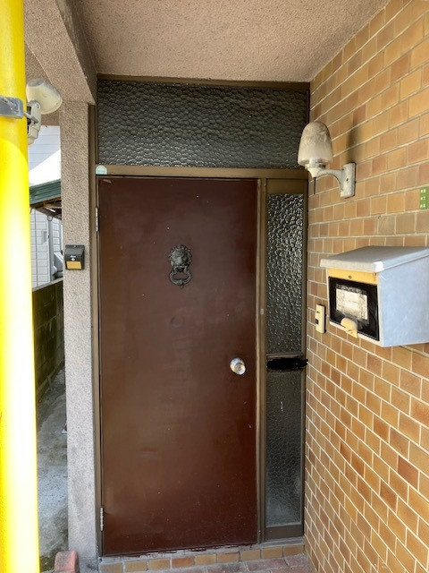 ひろけん廿日市店の片袖の玄関ドアを片開きドアに取替！の施工前の写真1