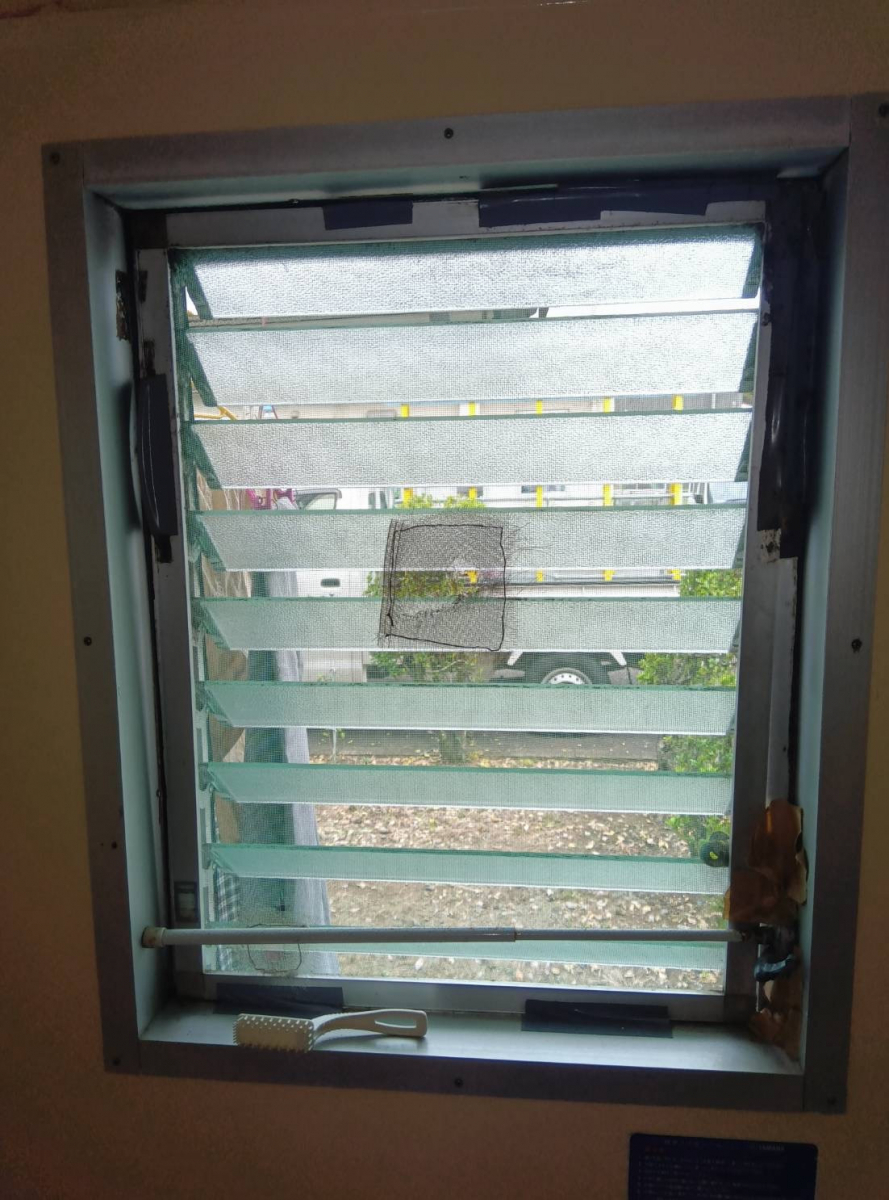 友硝子店 児湯店の浴室サッシ交換工事の施工前の写真1