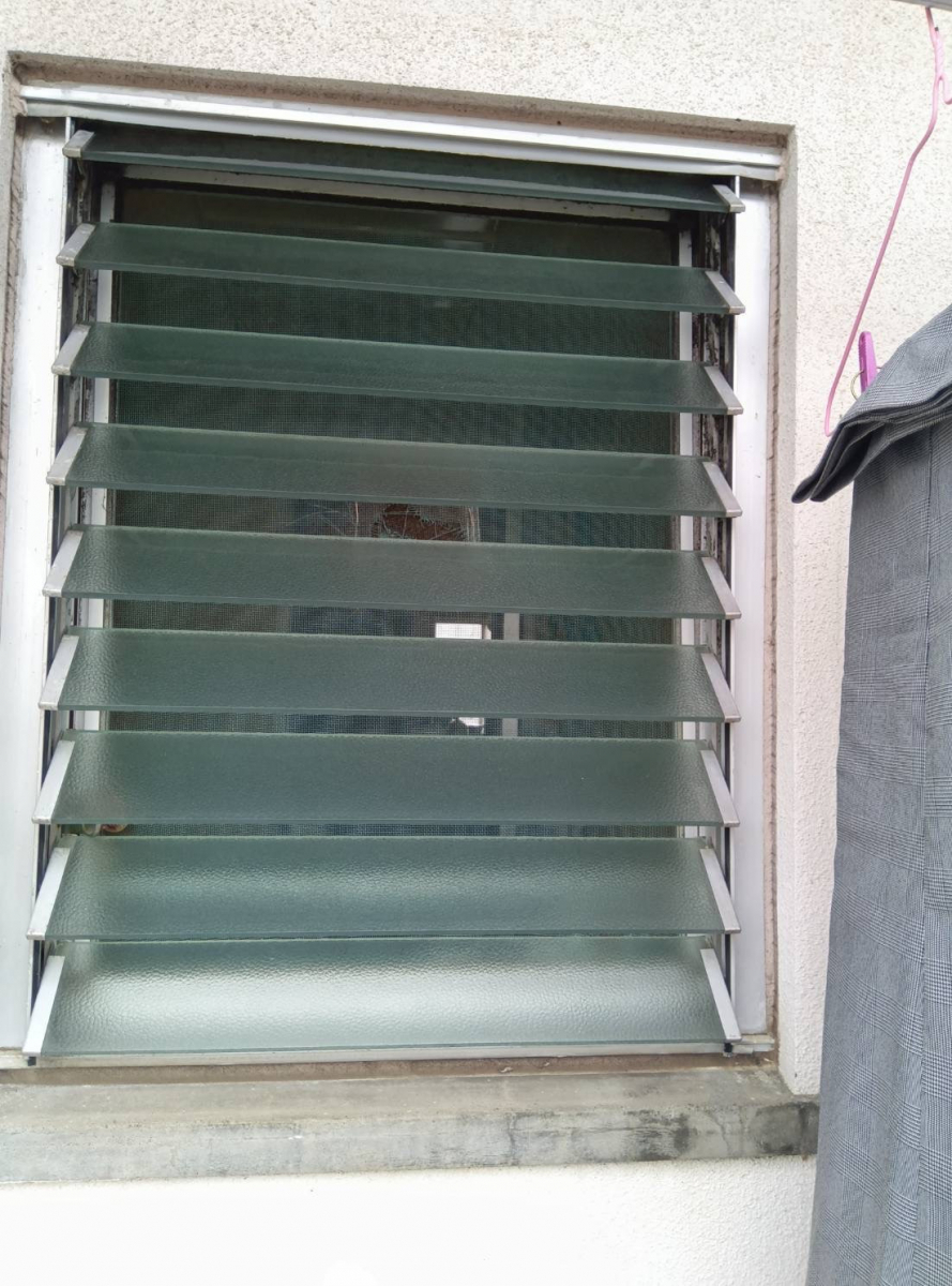 友硝子店 児湯店の浴室サッシ交換工事の施工前の写真2