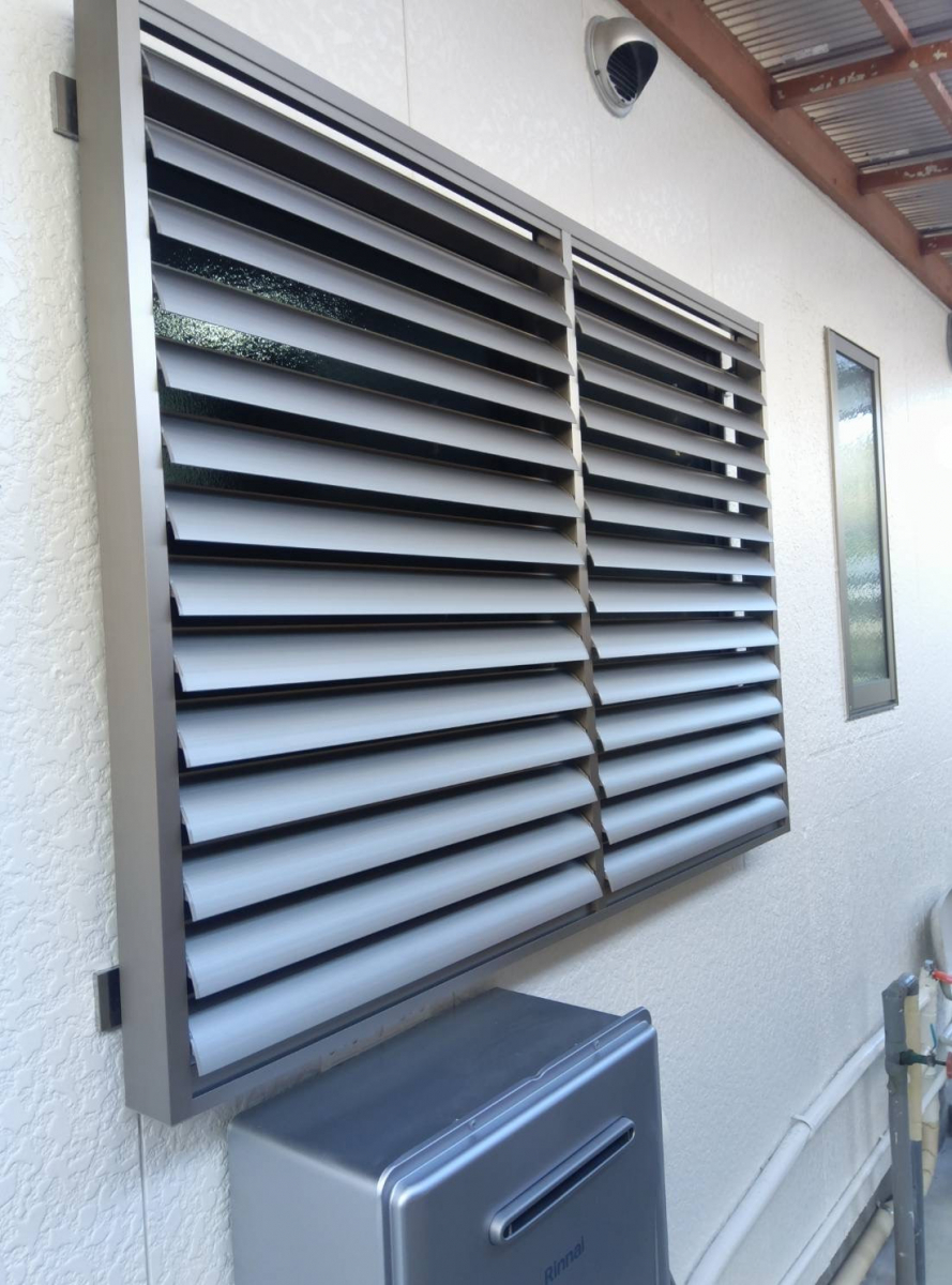 友硝子店 児湯店の目隠し可動ルーバー取付工事の施工後の写真1
