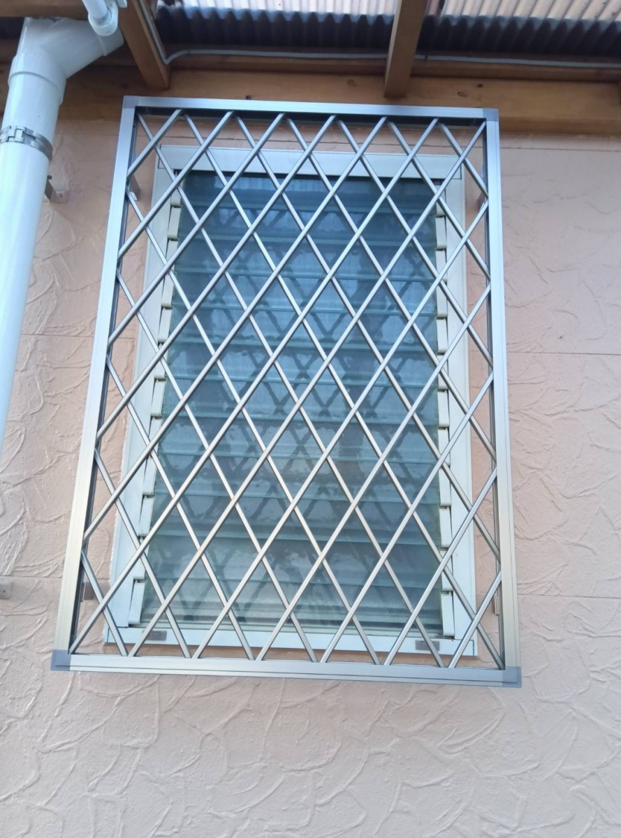 友硝子店 児湯店の防犯用の面格子の施工後の写真1